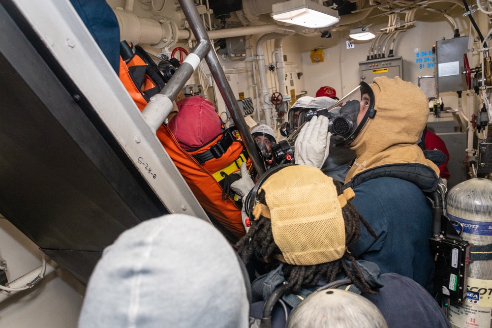 USS Portland (LPD 27) Trains to Perform Vertical Hatch Rescue