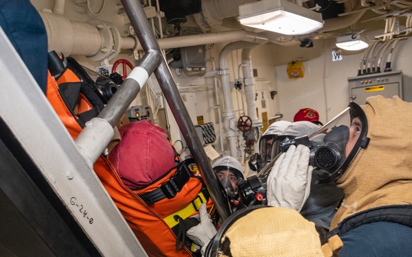USS Portland (LPD 27) Trains to Perform Vertical Hatch Rescue