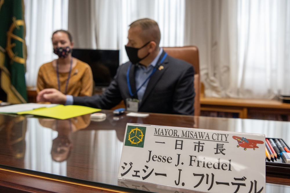 Misawa Air Base Commander becomes Misawa's Mayor for a Day