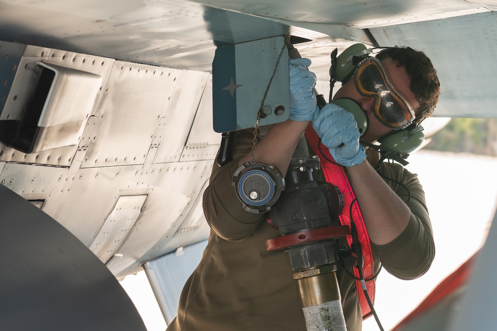 354 AMXS Airmen perform hot-pit refueling on F-16s