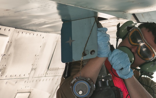 354 AMXS Airmen perform hot-pit refueling on F-16s