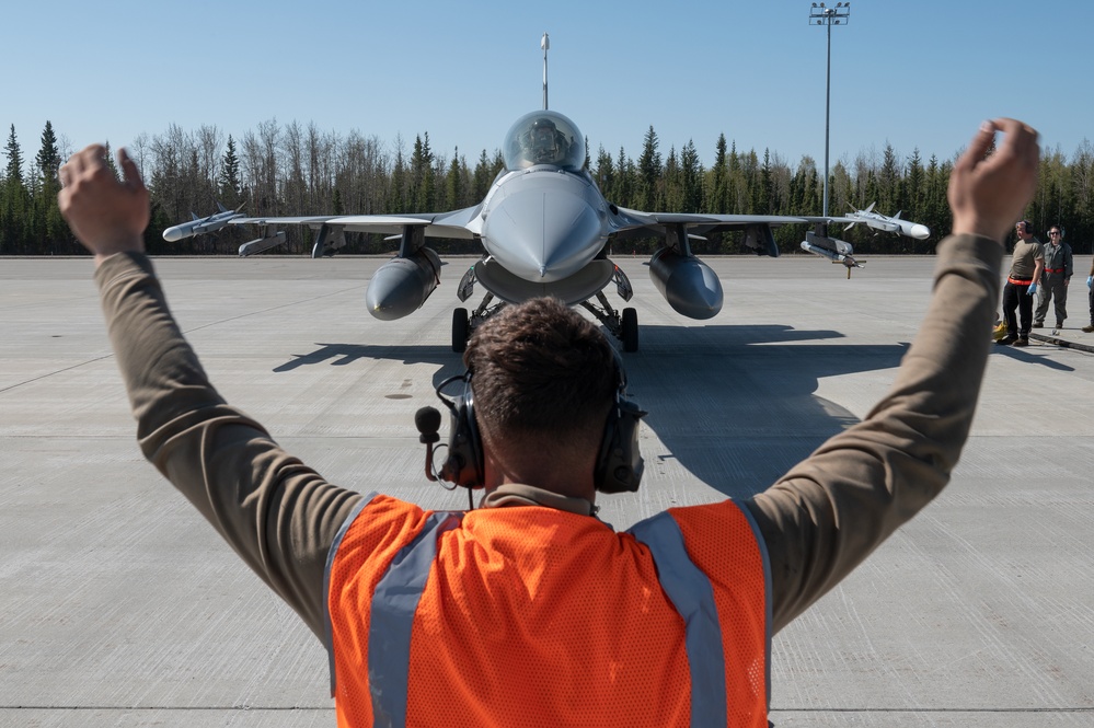 354 AMXS Airmen perform hot-pit refueling on F-16s