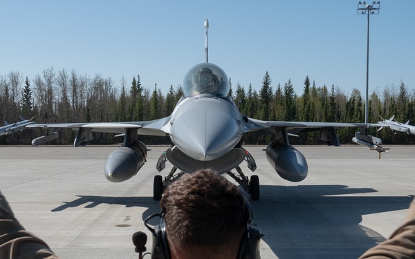 354 AMXS Airmen perform hot-pit refueling on F-16s