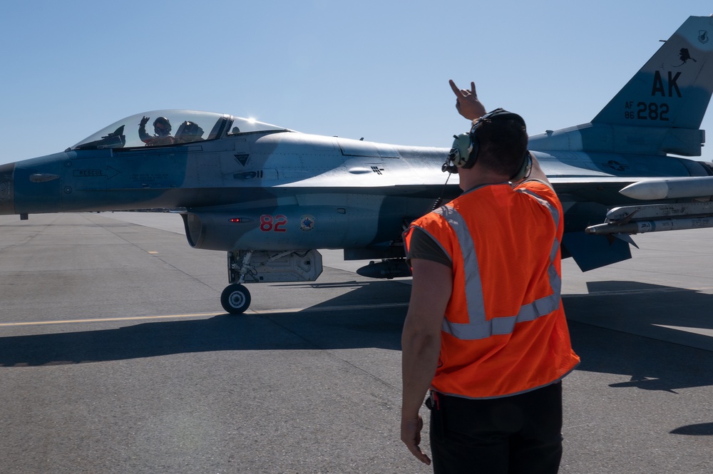 354 AMXS Airmen perform hot-pit refueling on F-16s