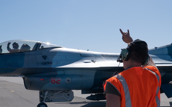 354 AMXS Airmen perform hot-pit refueling on F-16s