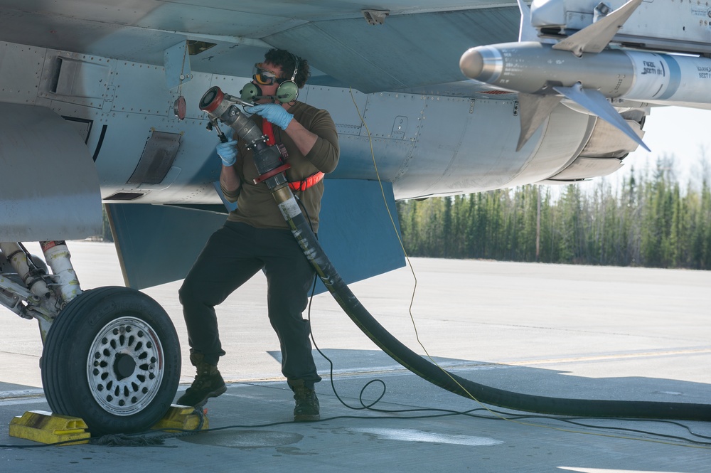 354 AMXS Airmen perform hot-pit refueling on F-16s