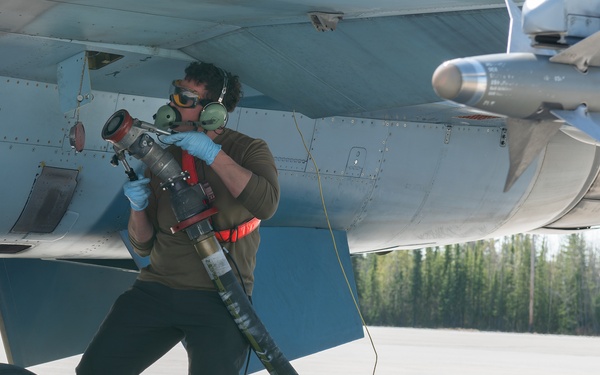 354 AMXS Airmen perform hot-pit refueling on F-16s