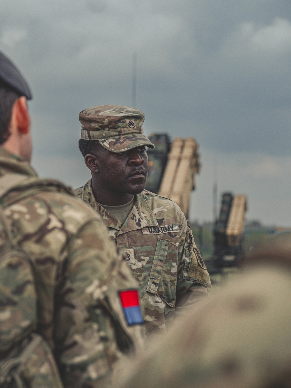 Ssgt. Sanders talks with British Sky Saber Soldiers