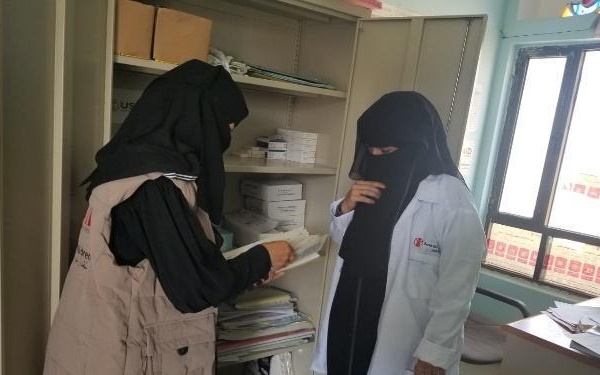 Staff member from USAID Strengthening Family Planning Services (SFPS) in Yemen project delivers infection prevention, control (IPC) materials