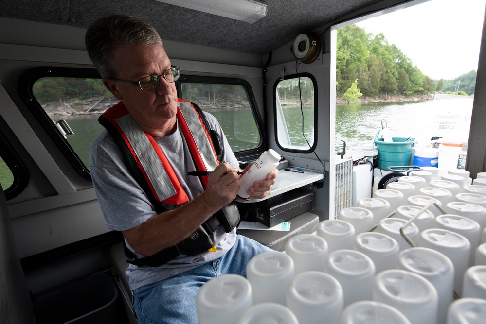 Team explains how it surveys Lake Cumberland’s water quality