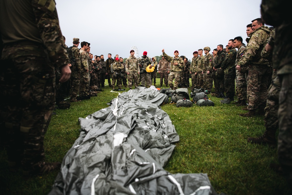 Parachutist Floatation Device