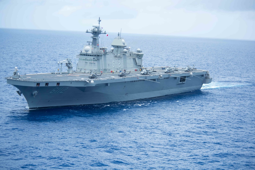 USS Ronald Reagan (CVN 76) Conducts Joint Operations with ROKS Marado (LPH 6112)