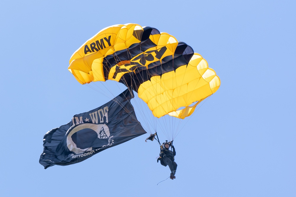 Army Golden Knights take over the sky at Bear fest!