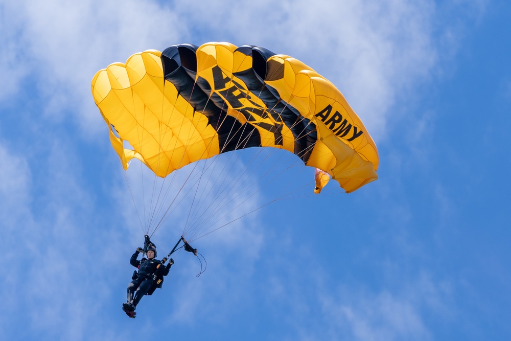 Army Golden Knights take over the sky at bear fest