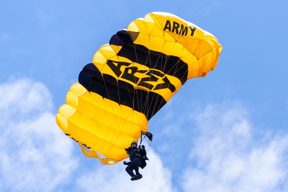 Army Golden Knights Take over the sky at bear fest!