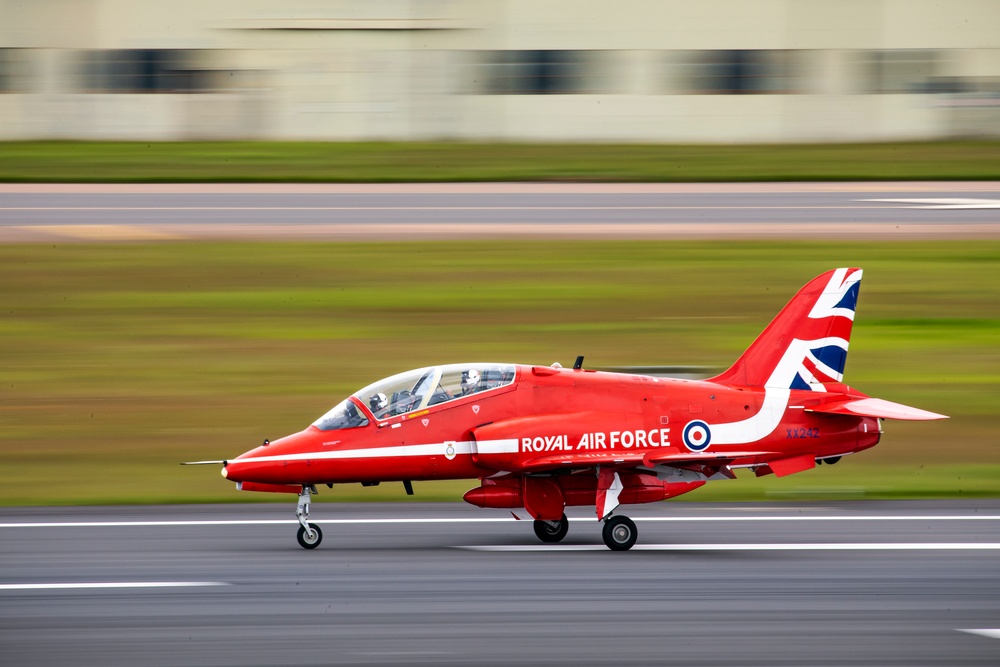 Red Arrows prep for Queen’s Platinum Jubilee at RAF Fairford