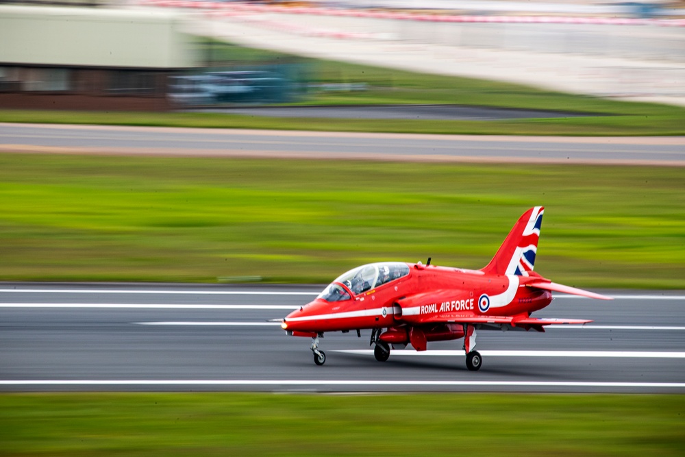 Red Arrows prep for Queen’s Platinum Jubilee at RAF Fairford