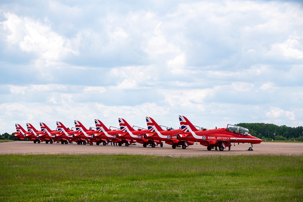 Red Arrows prep for Queen’s Platinum Jubilee at RAF Fairford