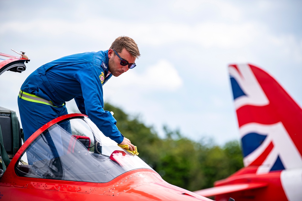 Red Arrows prep for Queen’s Platinum Jubilee at RAF Fairford