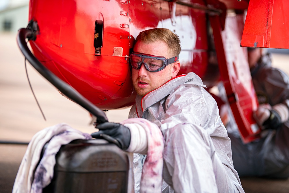 Red Arrows prep for Queen’s Platinum Jubilee at RAF Fairford