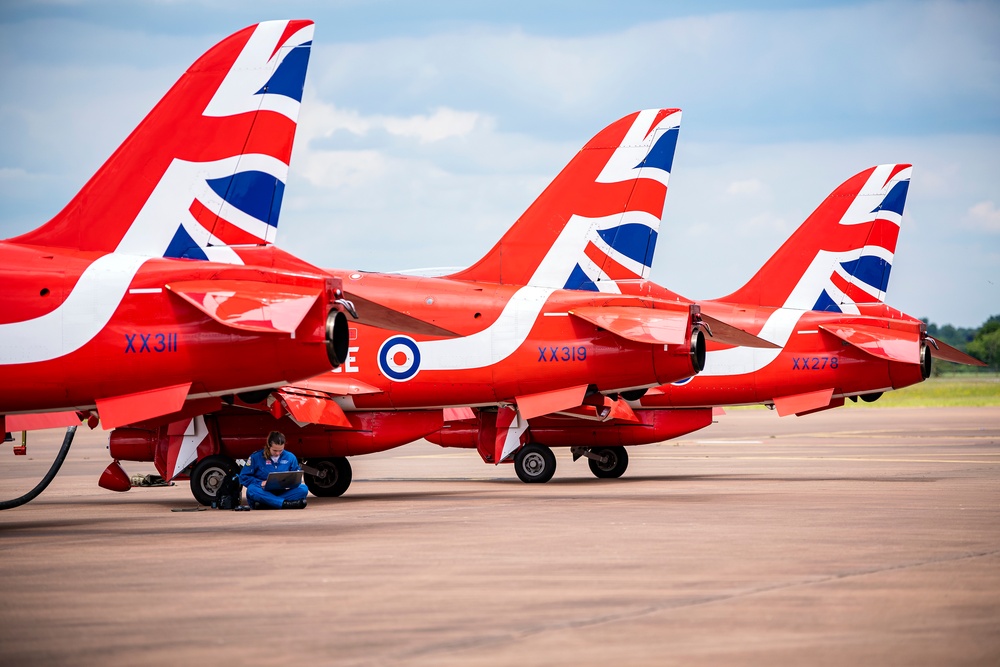 Red Arrows prep for Queen’s Platinum Jubilee at RAF Fairford