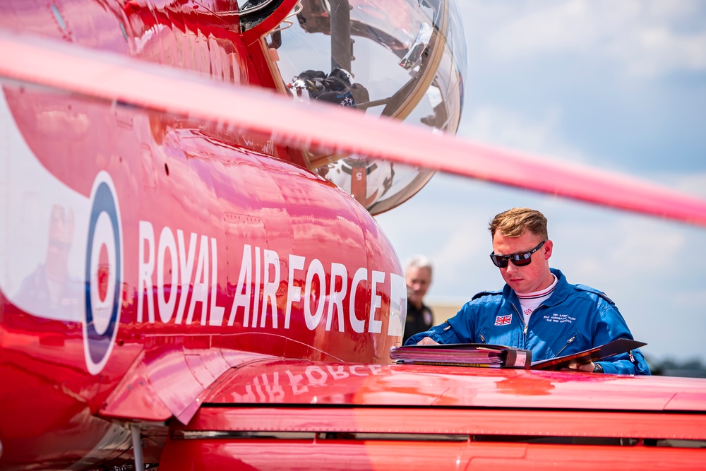 Red Arrows prep for Queen’s Platinum Jubilee at RAF Fairford