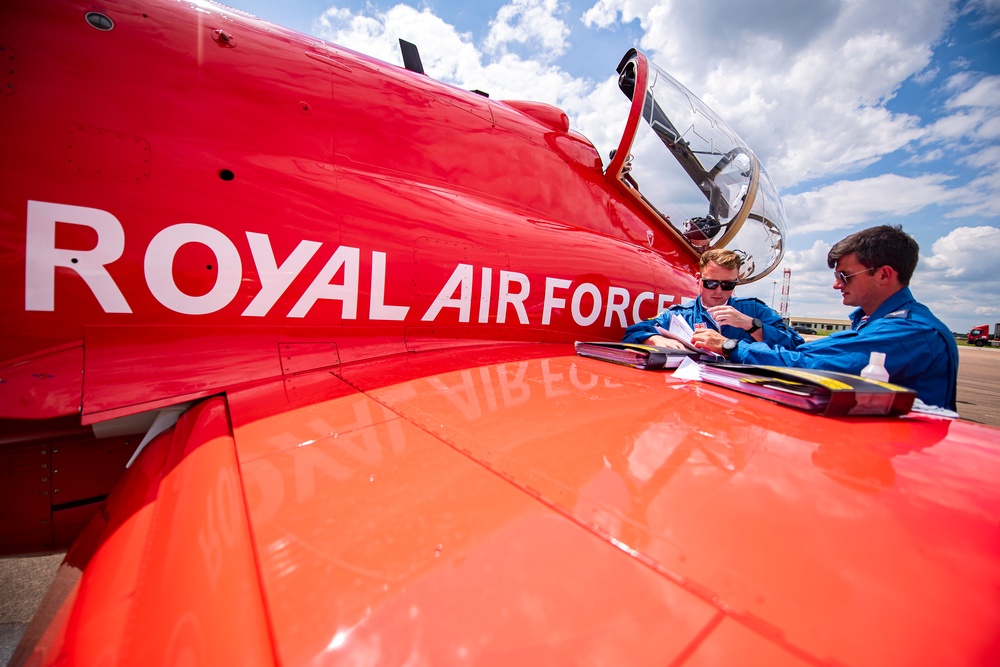 Red Arrows prep for Queen’s Platinum Jubilee at RAF Fairford