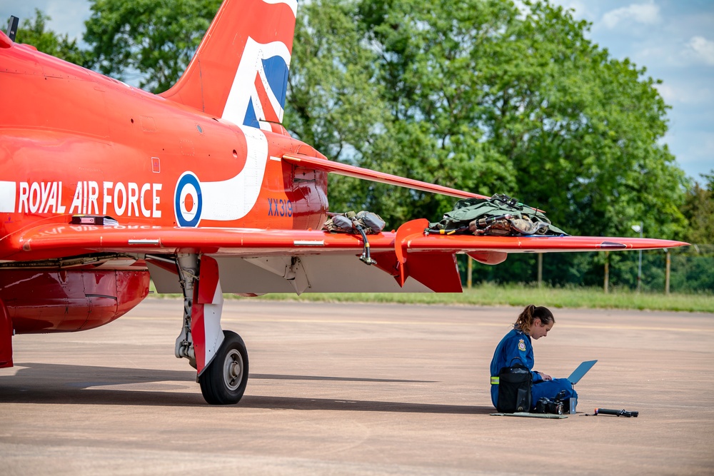Red Arrows prep for Queen’s Platinum Jubilee at RAF Fairford
