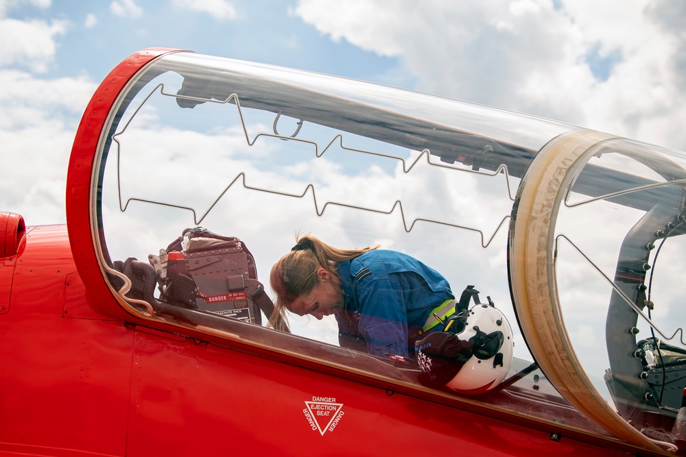Red Arrows prep for Queen’s Platinum Jubilee at RAF Fairford