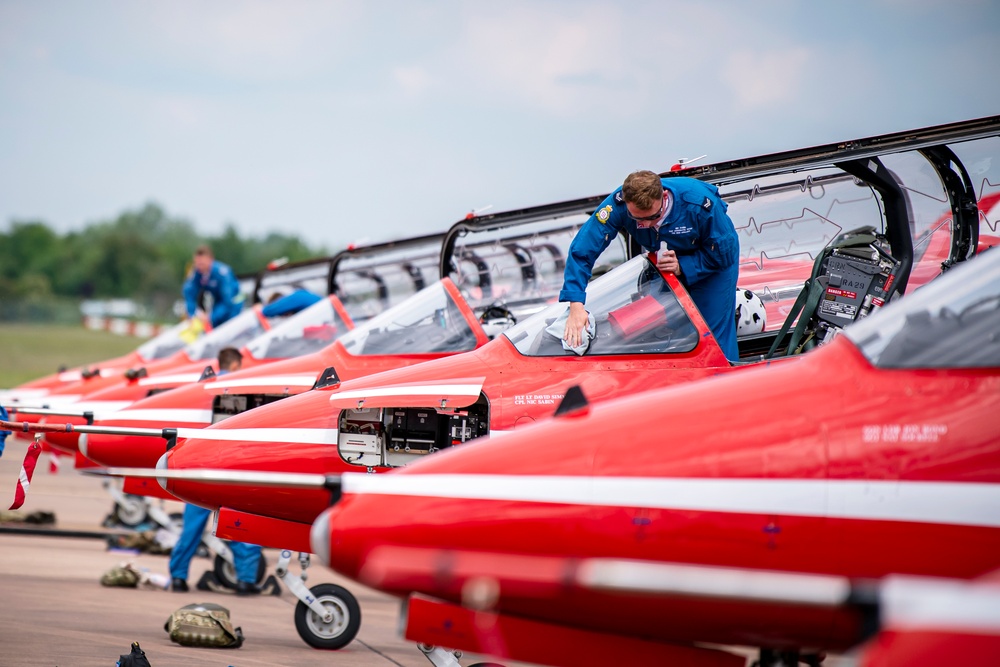 Red Arrows prep for Queen’s Platinum Jubilee at RAF Fairford