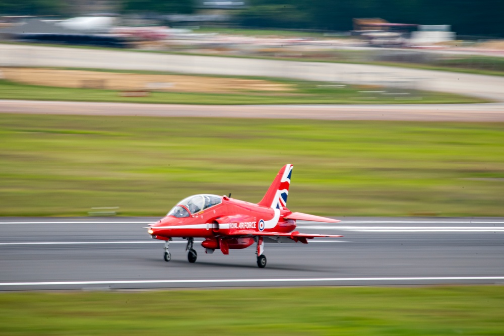 Red Arrows prep for Queen’s Platinum Jubilee at RAF Fairford