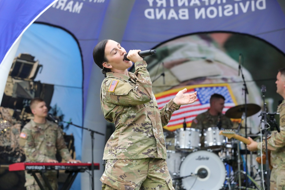 3rd Infantry Division Band Performs at Riverbend Festival