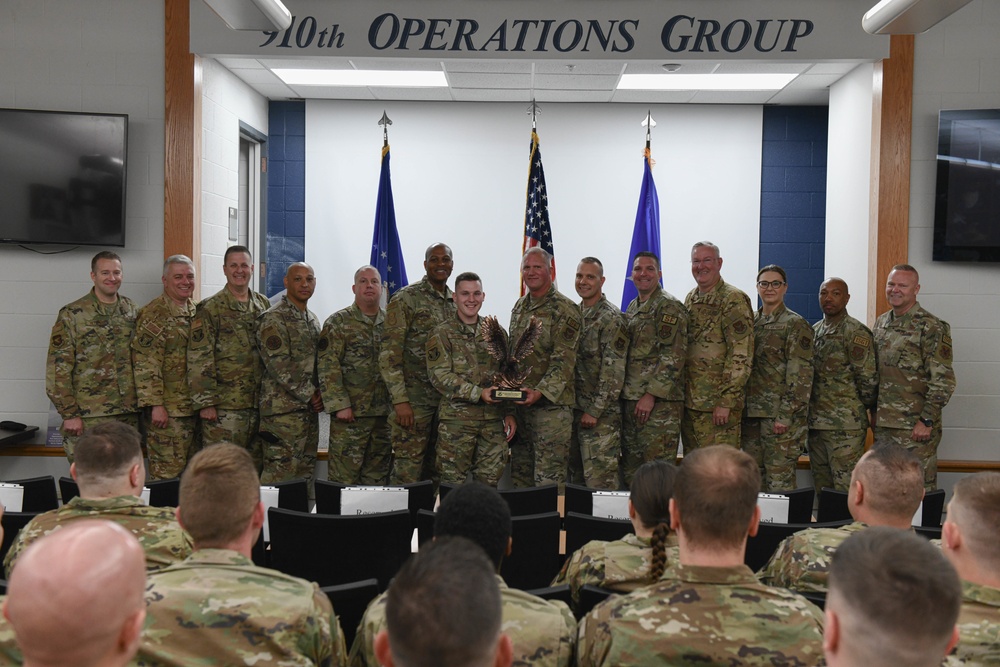 Air Force's top cop delivers top award to 910th's Defenders