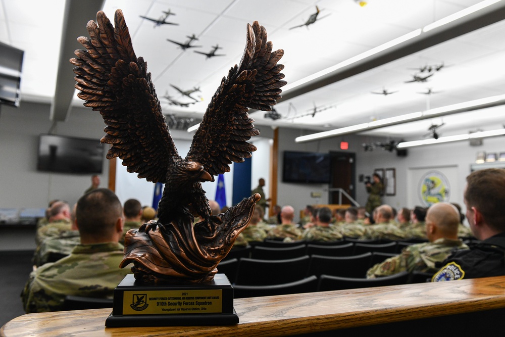 Air Force's top cop delivers top award to 910th's Defenders