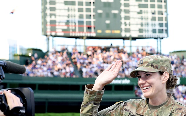 Chicago Cubs salute two Soldiers during back-to-back home games