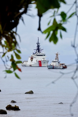 USCGC Hamilton work with Costa Rican coast guard