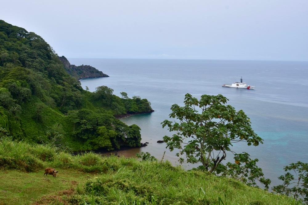 USCGC Hamilton (WMSL 753) at anchor off Costa Rica