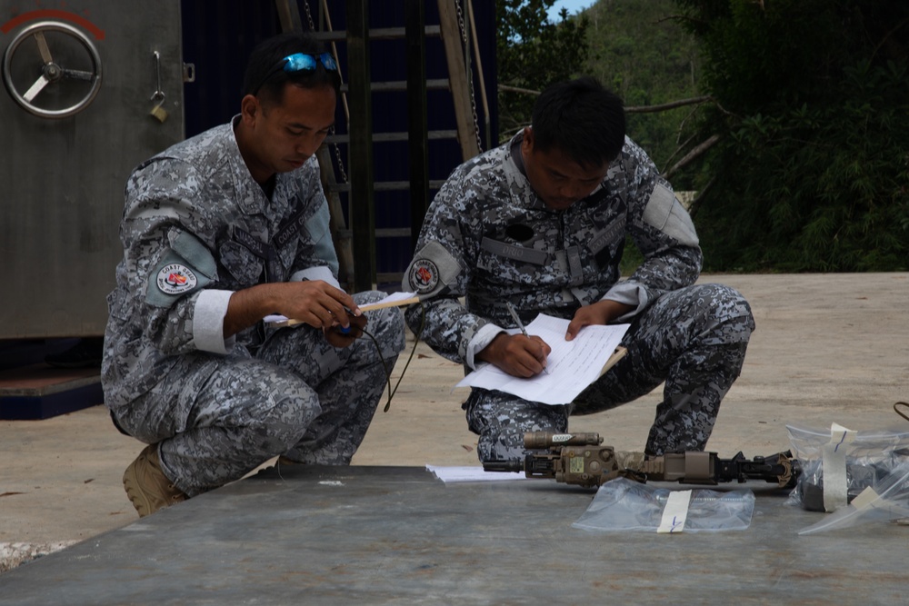 Philippine National Police, Coast Guard SOF demonstrate SSE for U.S. Green Berets
