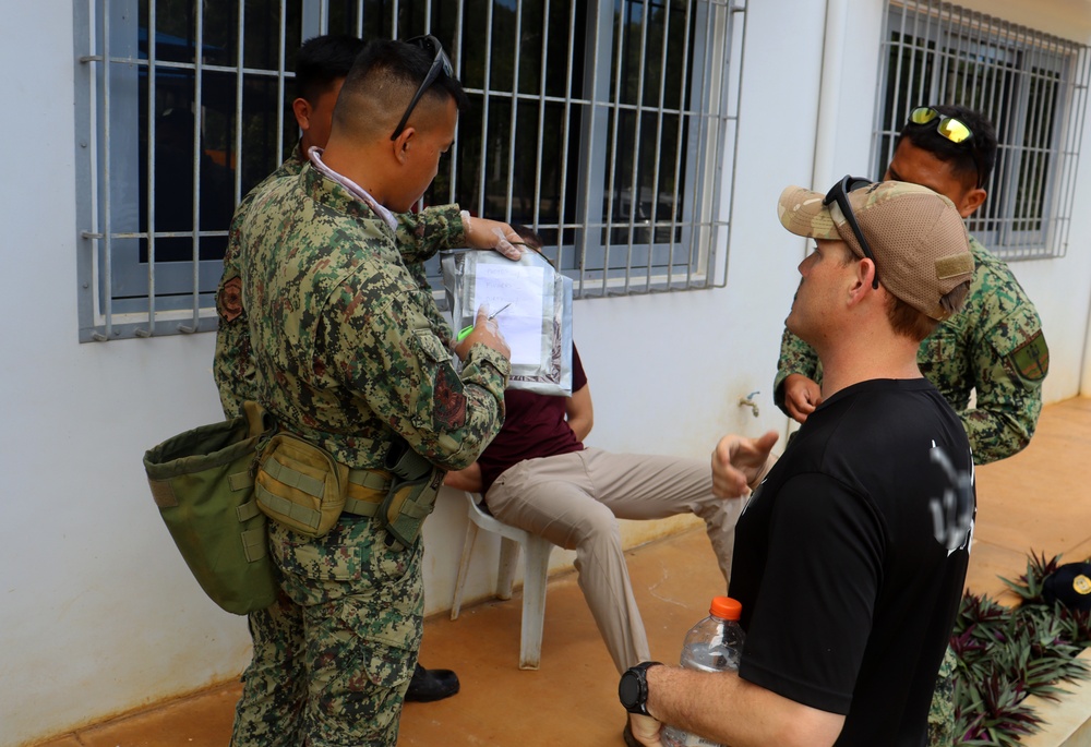 Philippine National Police, Coast Guard SOF demonstrate SSE for U.S. Green Berets