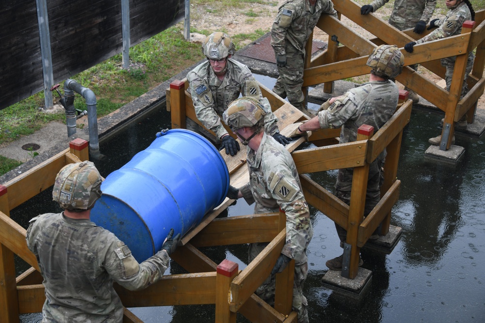 10th BEB teamwork at Leaders Reaction Course