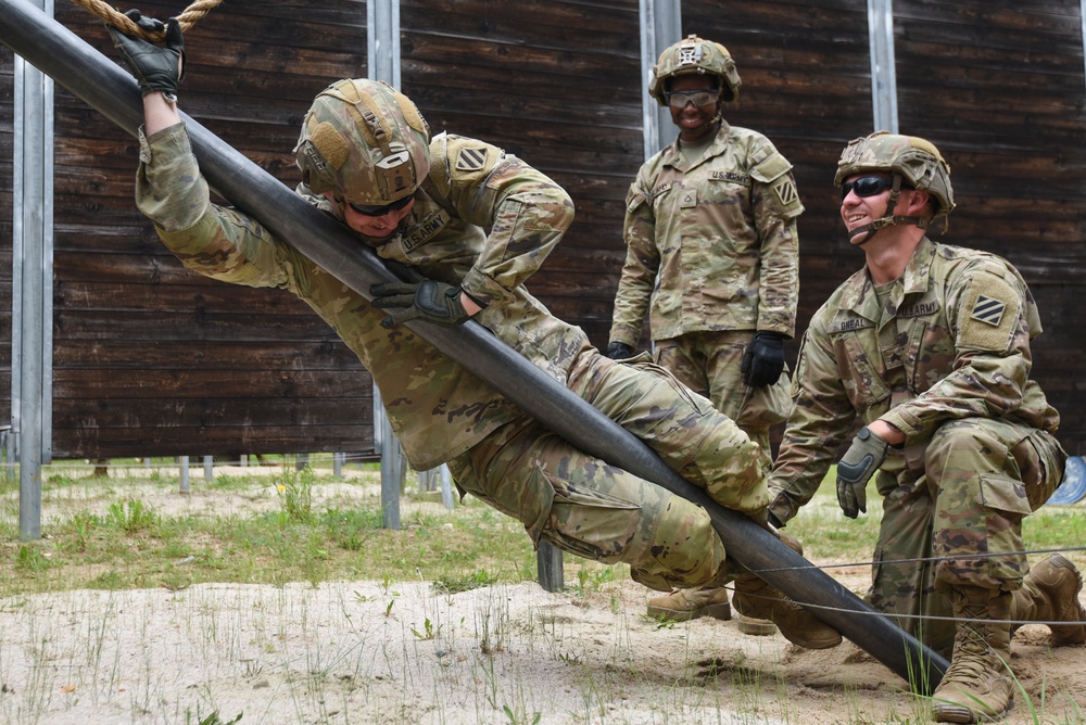 10th BEB teamwork at Leaders Reaction Course