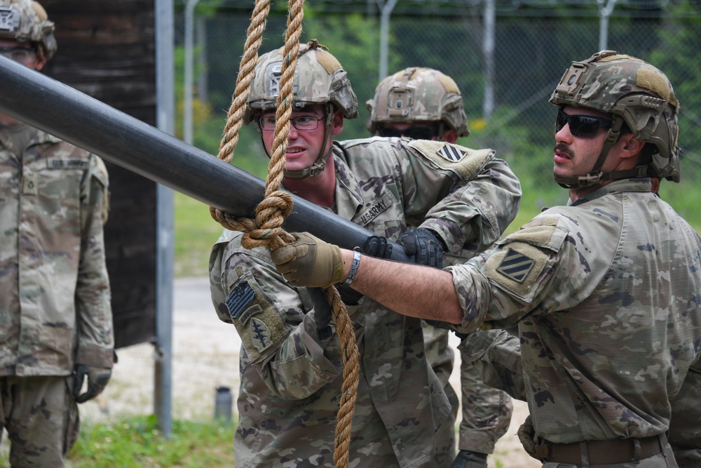 10th BEB teamwork at Leaders Reaction Course