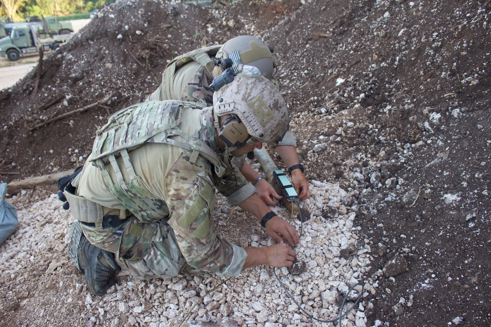 EODMU5 Conduct UXO Training in Support of Valiant Shield 22