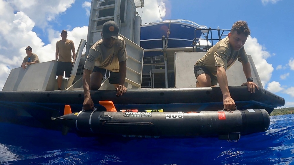 EODMU5 Conducts UUV Operations in the vicinity of Tinian during Valiant Shield 22