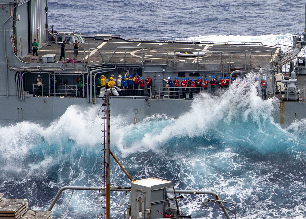 USS Leyte Gulf (CG 55) Conducts Underway Replenishment