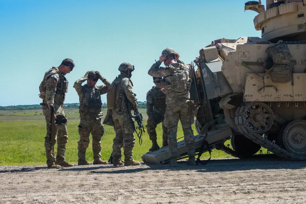 Soldiers from 1st Battalion, 63rd Armor Regiment get ready for gunnery