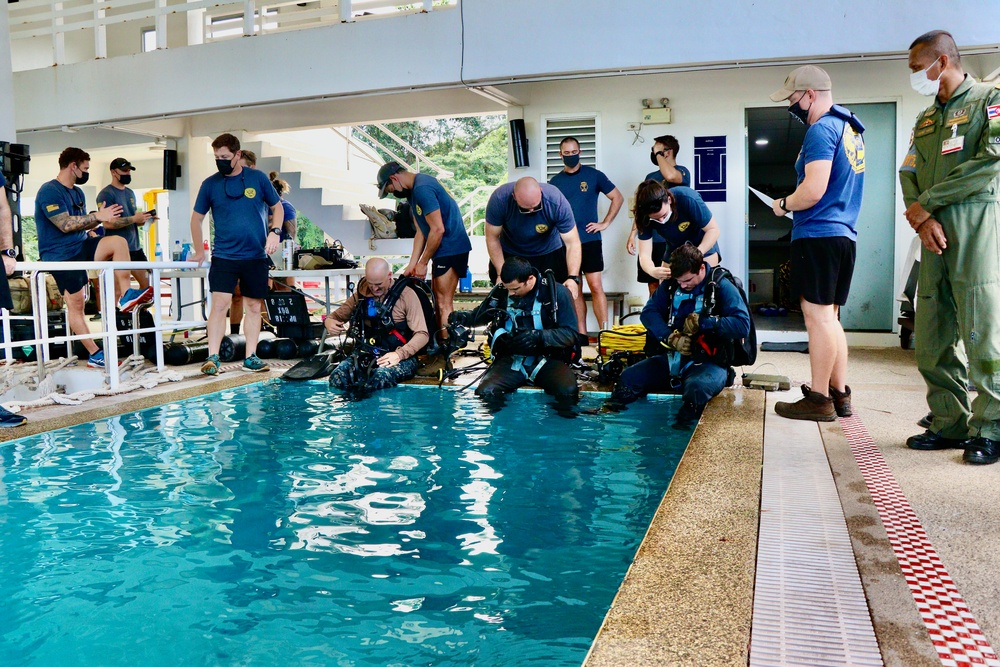 USN and RTN divers participate in CARAT Thailand