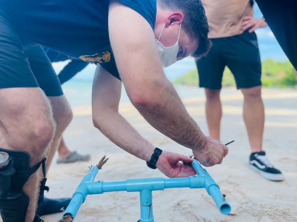 USN and RTN divers participate in marine habitat cleanup during CARAT Thailand