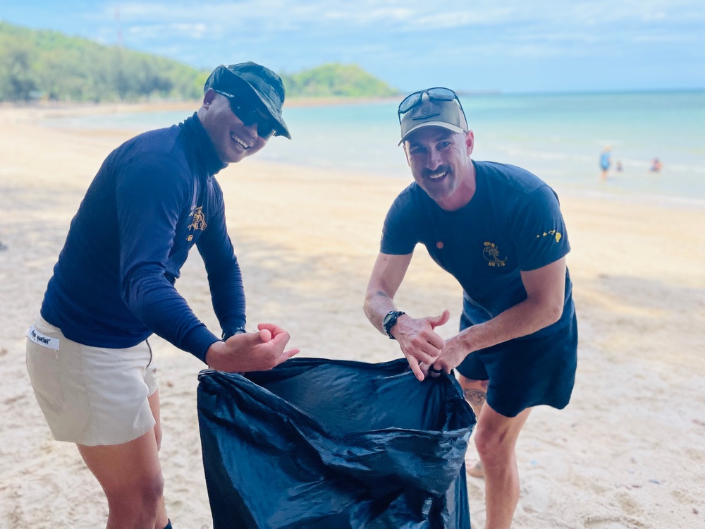 USN and RTN divers participate in marine habitat cleanup during CARAT Thailand