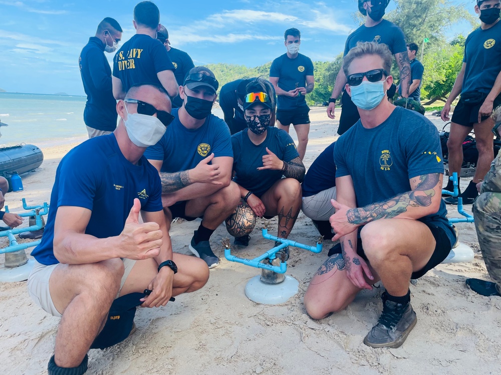 USN and RTN divers participate in marine habitat cleanup during CARAT Thailand